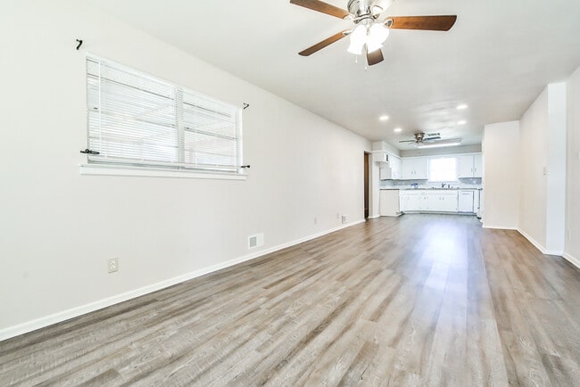 Building Photo - 711 6th Plz