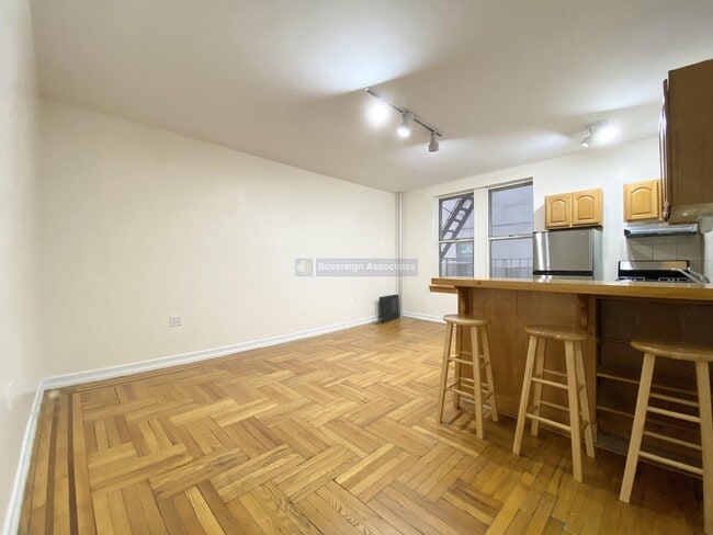 Building Photo - 707 W 171st St