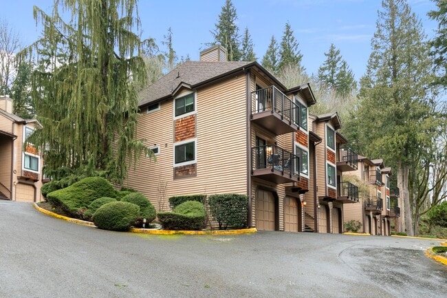Building Photo - Newly updated, quiet condo with garage! W/...