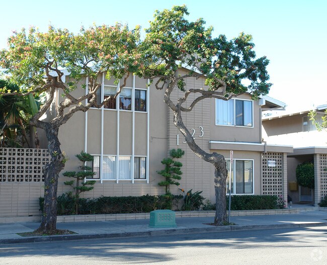 Building Photo - 1321-& 1323 E Balboa Blvd