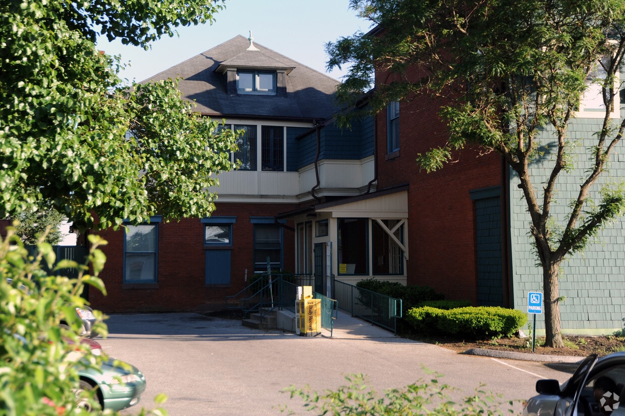 252 W College Ave - Green Oaks Apartments