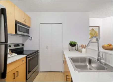 Photo - 754 N Dearborn St Apartment