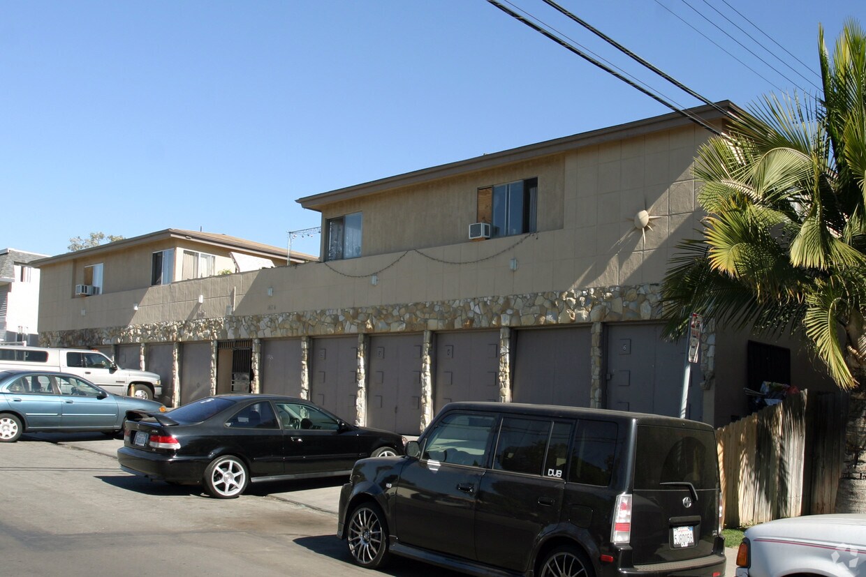 Foto del edificio - 1674-1696 Newport Ave