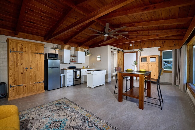 Foto del edificio - 2136 Foothill Dr