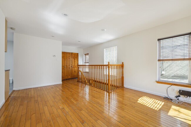 Building Photo - 108 Hutton St