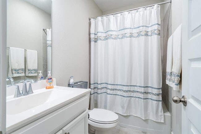 Foto del edificio - 709 Strawberry Pines Ct
