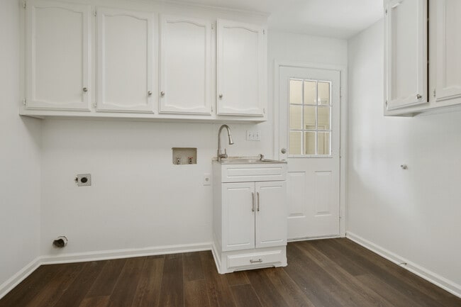 Foto del edificio - 7738 Menlo Dr