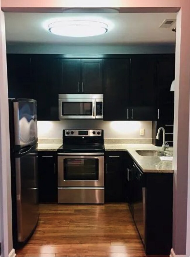 Building Photo - 2 bed 2 bath w/pool LOCATION!!