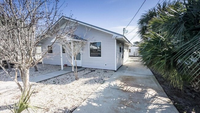 Building Photo - 247 Poinsettia Dr