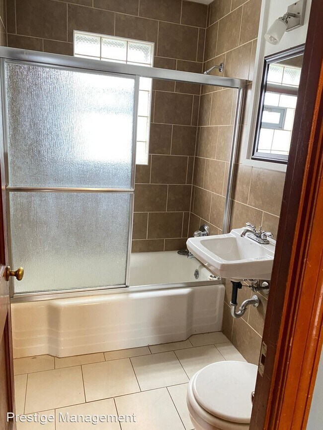 Building Photo - 2 br, 1 bath House - 1228 Lakeview Ave Unit B