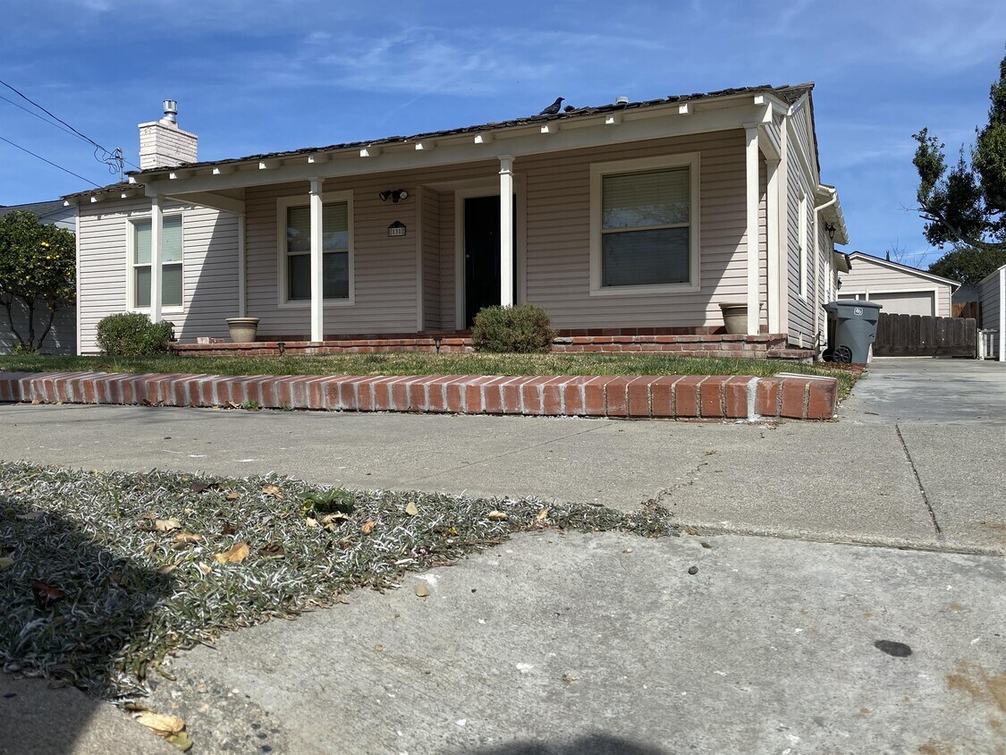 Primary Photo - 131 Hawthorne St