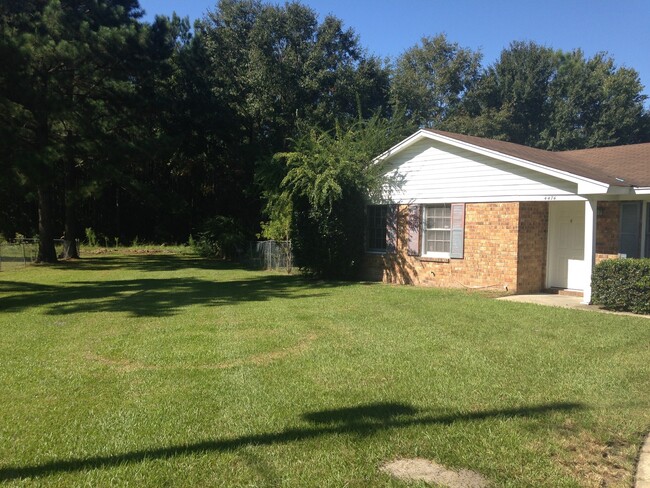 Building Photo - 3 Bedrooms and Huge Yard in Ladson