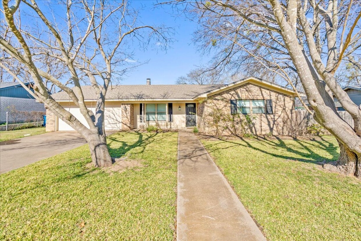 Primary Photo - 3/3 with 2 living areas in Midway ISD