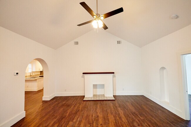 Foto del edificio - 1531 W Summit Ave.