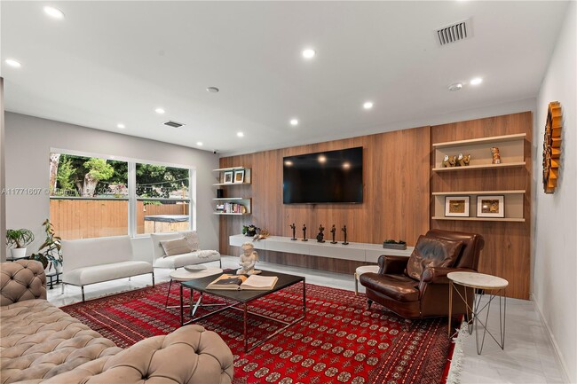 Foto del edificio - 221 NE 44th St