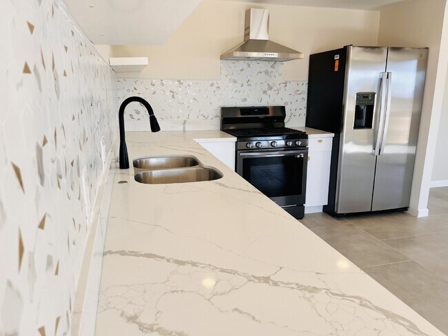 Building Photo - Quiet, Renovated 2 bd House Surrounded by ...