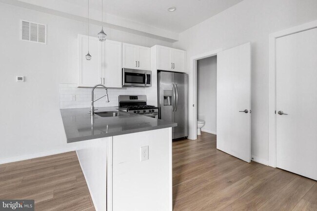 Building Photo - 381 Martin St