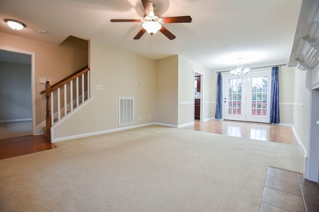 Building Photo - Pet Friendly Three Bedroom!