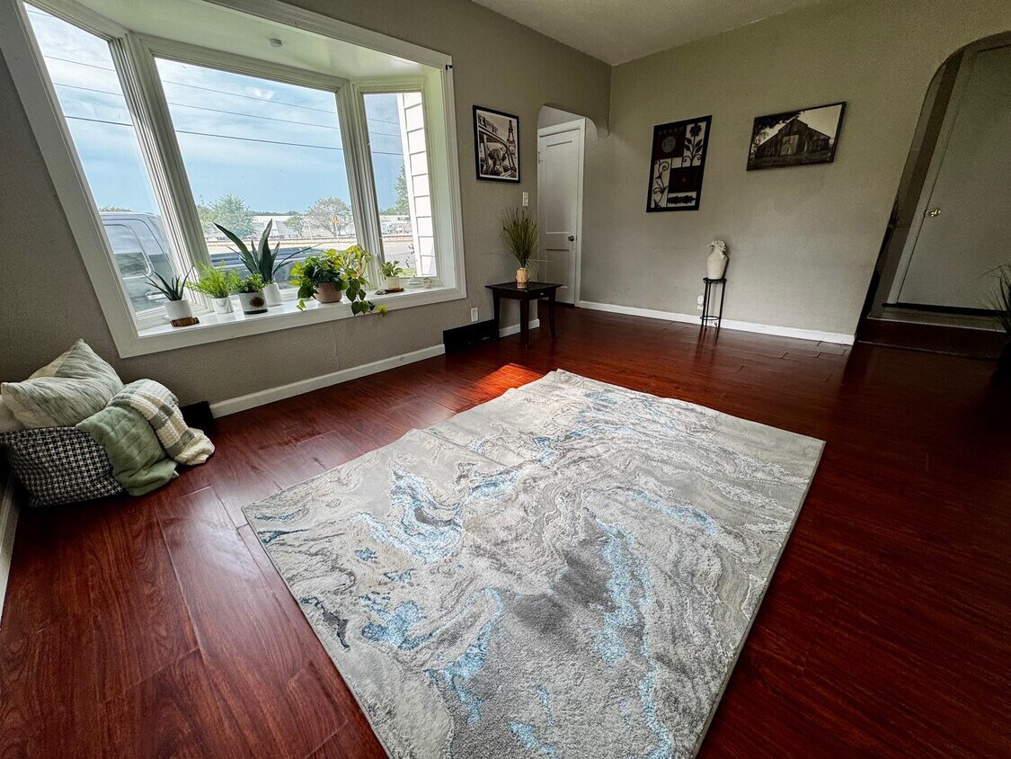 Foto principal - 3 bed, 1 bath home for rent in Waterloo