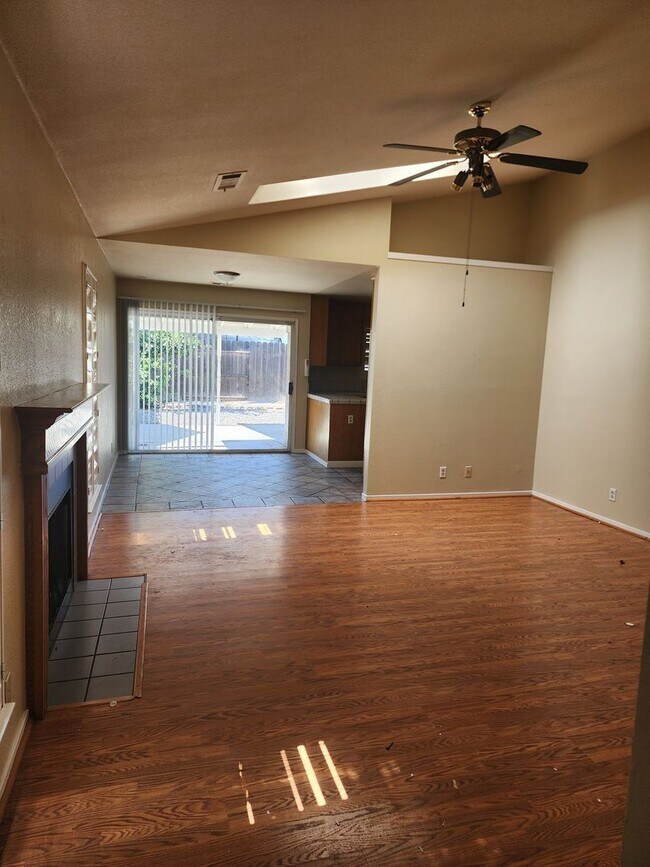 Foto del edificio - 3 Bedroom 2 Bath in HOA Community with Com...