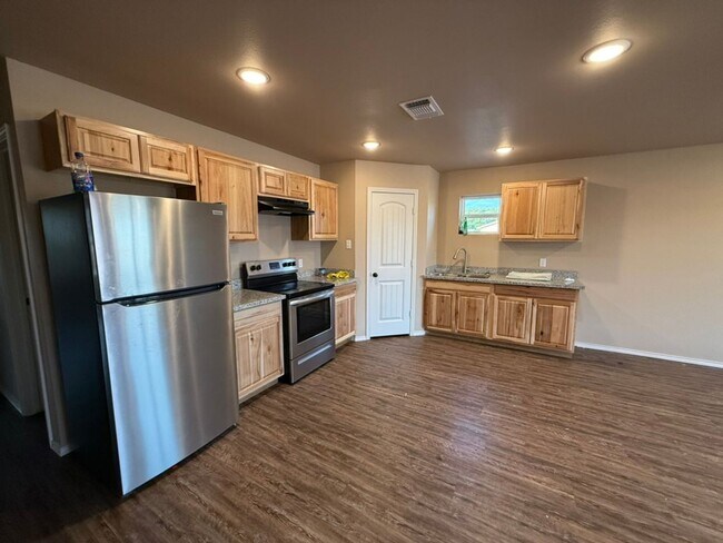 Building Photo - AMRR: East Lubbock Home ready for Immediate move in!