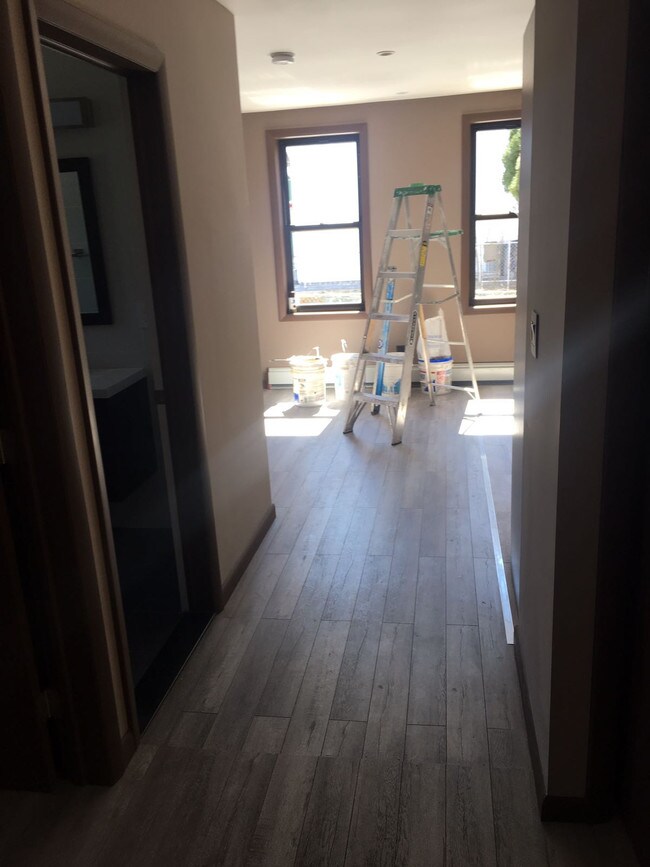 Foto del edificio - 6620 Laurel Hill Blvd