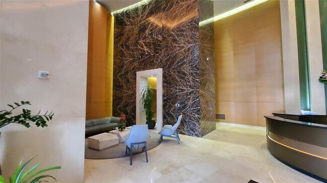 Building Photo - 15901 Collins Ave