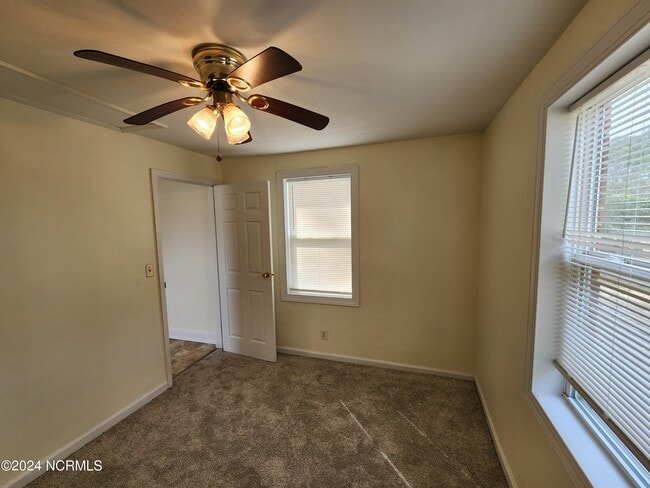 Building Photo - 221 Lakewood Dr