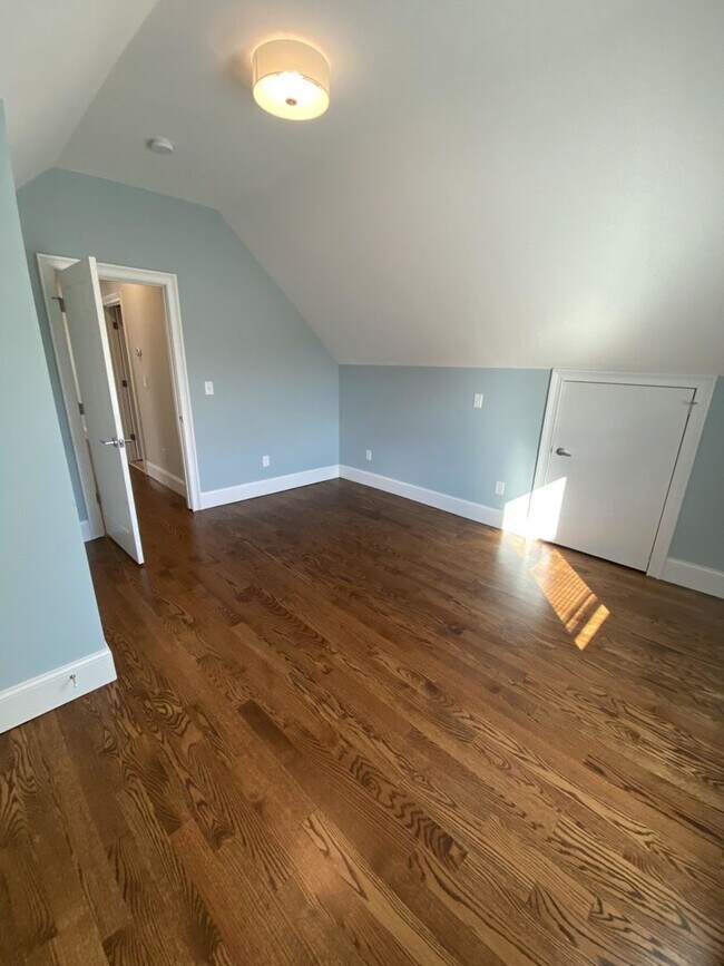 Foto del edificio - Tufts/Davis Square Closest train = is Davi...