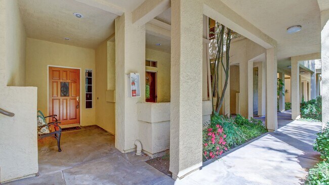 Foto del edificio - Gated 2 Bed 2 Bath + Den/Office with Commu...
