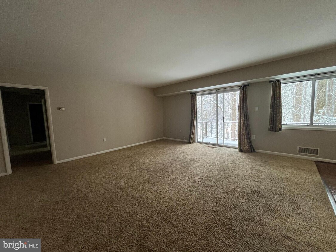10619 Weymouth St Unit 102, Bethesda, MD 20814 Room for Rent in