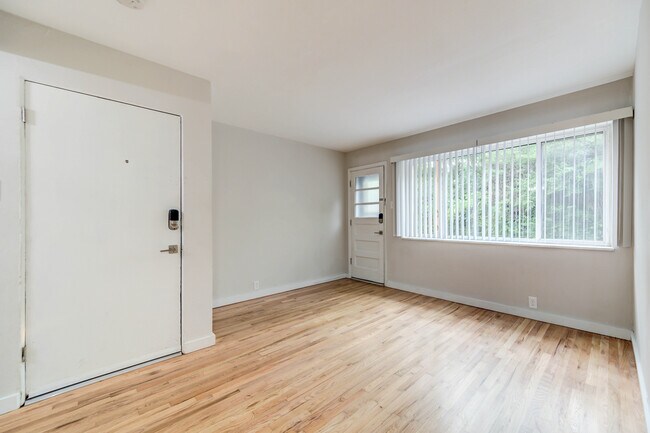 Foto del edificio - 7365 Dale Ave