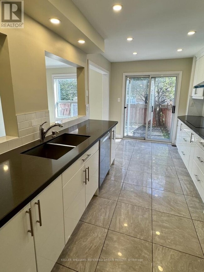 Building Photo - 592 Leatherleaf Dr