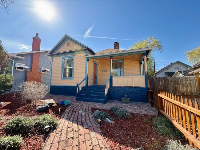 Building Photo - 909 Ouray Ave