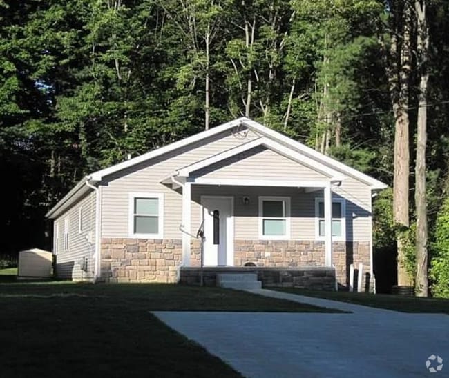 Building Photo - 3204 Tamarack Dr