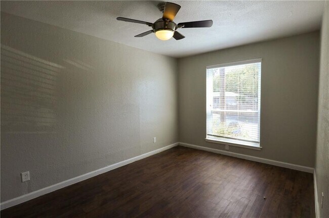 Foto del edificio - 2401 Manor Rd