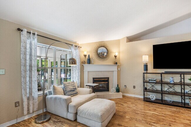 Foto del edificio - "Coastal Elegance Awaits: Spacious 4-Bed Oasis with $400.00 Off First Full Months Rent!"