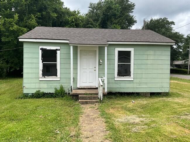 Building Photo - 2600 Trichel St