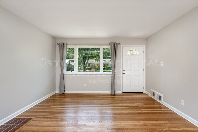 Photo - 3233 Holly Hill Dr House