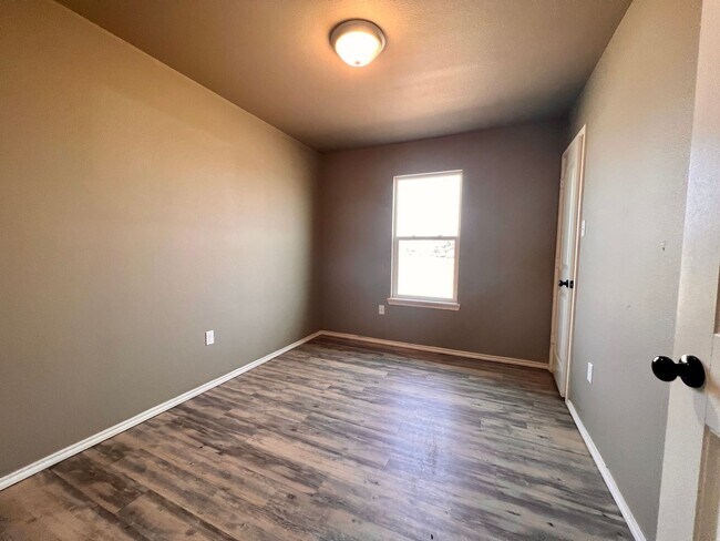 Building Photo - Charming 3 Bedroom Home