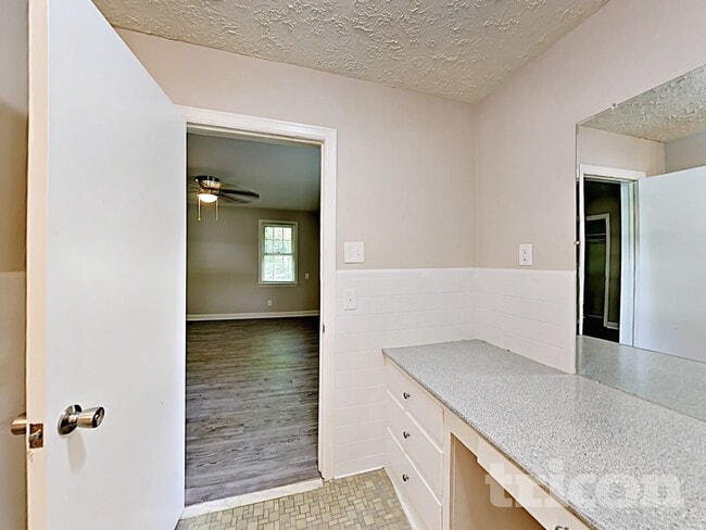 Building Photo - 1122 Paramount Cir