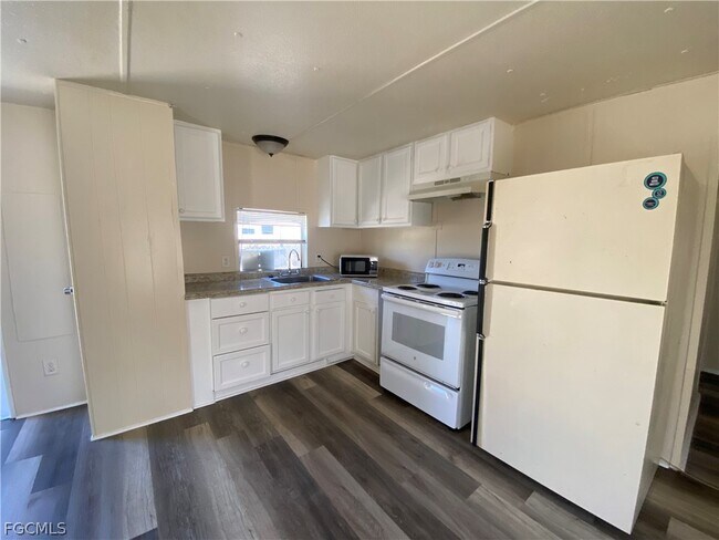 Foto del edificio - 7877 Suncoast Dr