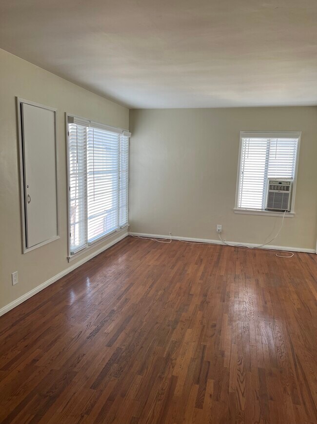 Building Photo - 14816 Magnolia Blvd