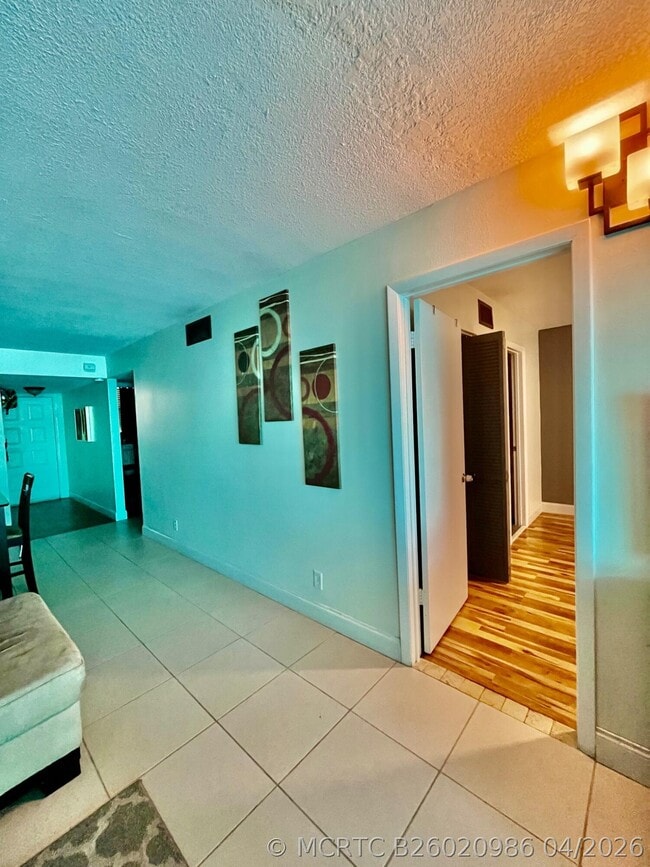 Foto del edificio - 113 Lake Emerald Dr