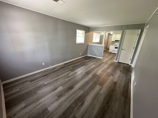 Building Photo - Cute Upstairs Unit with 2 Bedroom, 1 Bathr...
