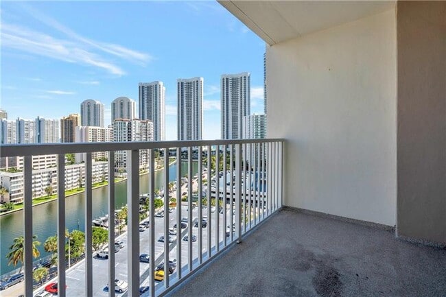 Building Photo - 300 Bayview Dr