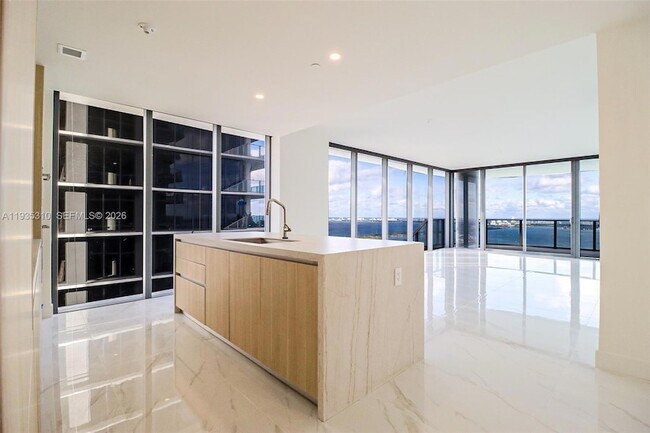 Foto del edificio - 700 NE 24th St