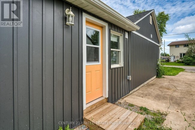 Building Photo - 17 Kirk St