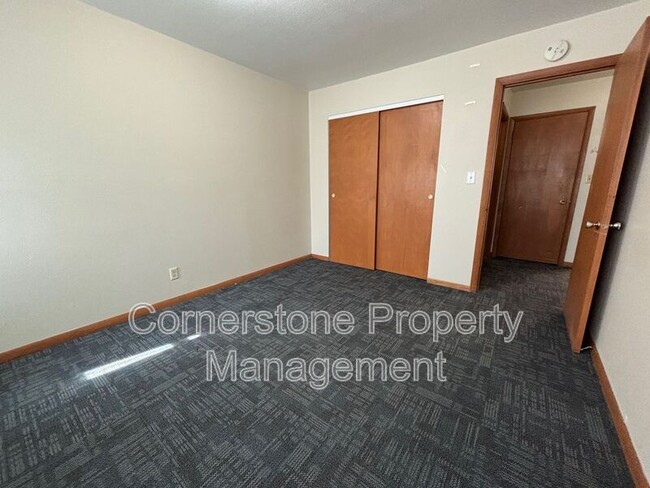 Building Photo - 723 7th Ave N
