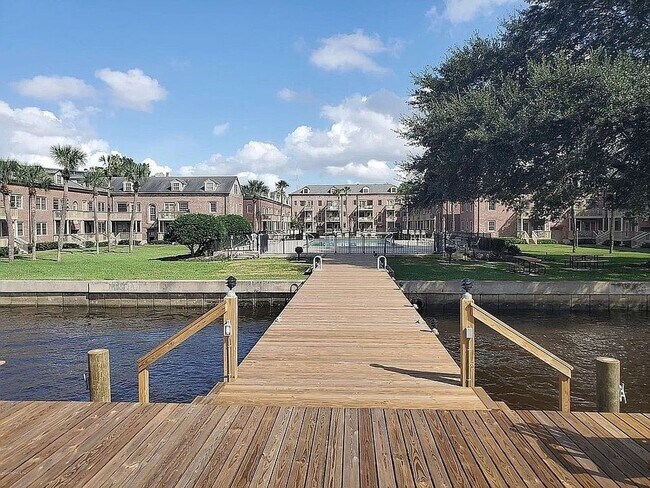 Foto del edificio - 842 Cedar St